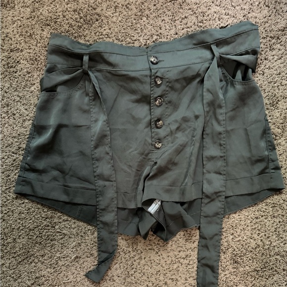 Express button shorts - Picture 2 of 5